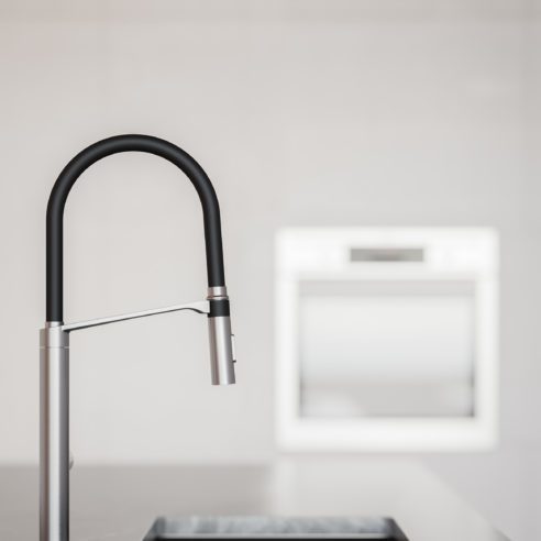 006957BI_Doc-Inox-escovado-com-mangueira-preta-492x492